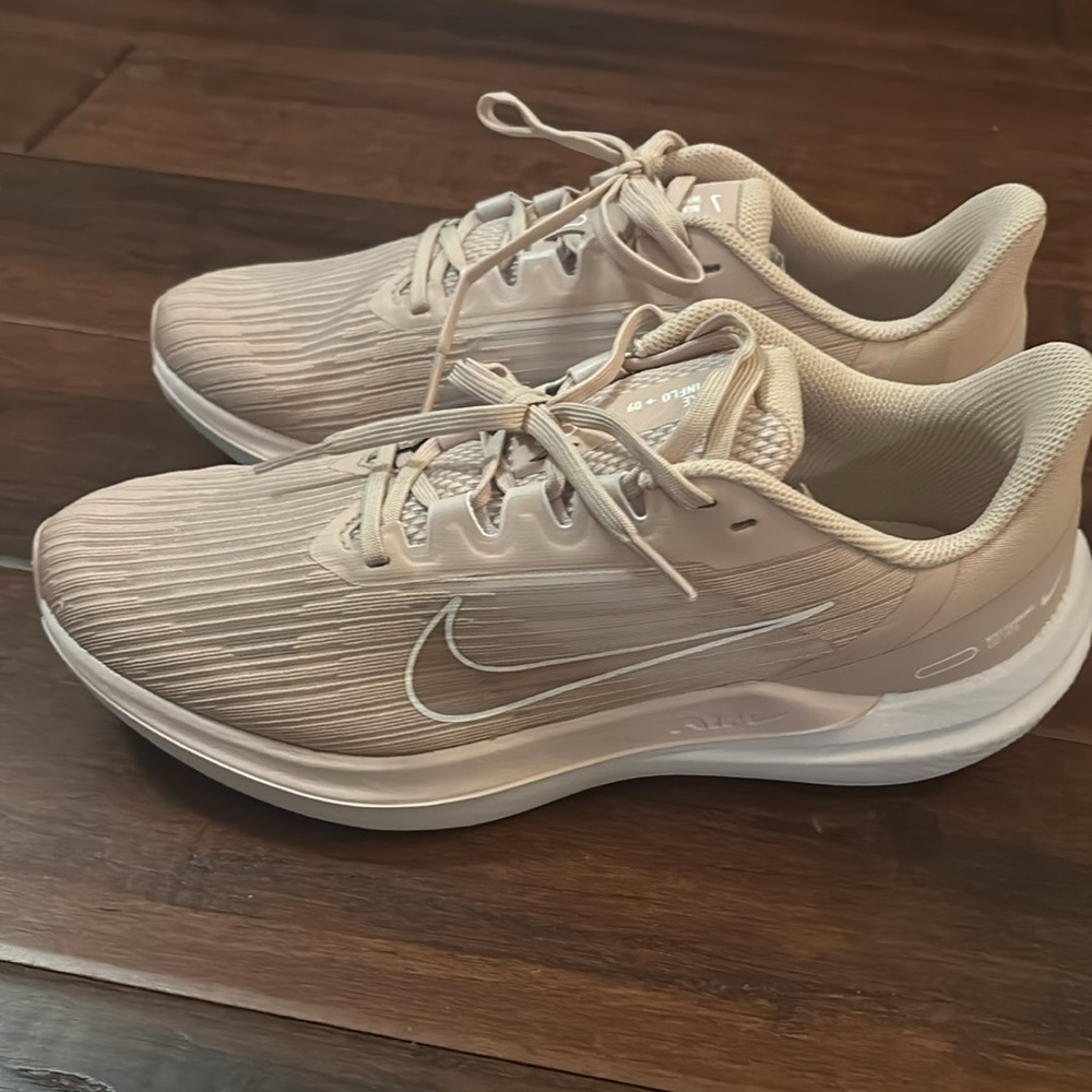 Nike Women's Air Winflo9 brand new in box size 9.5